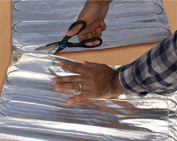 Cutting the FoilHeat floor heating mat to make turns